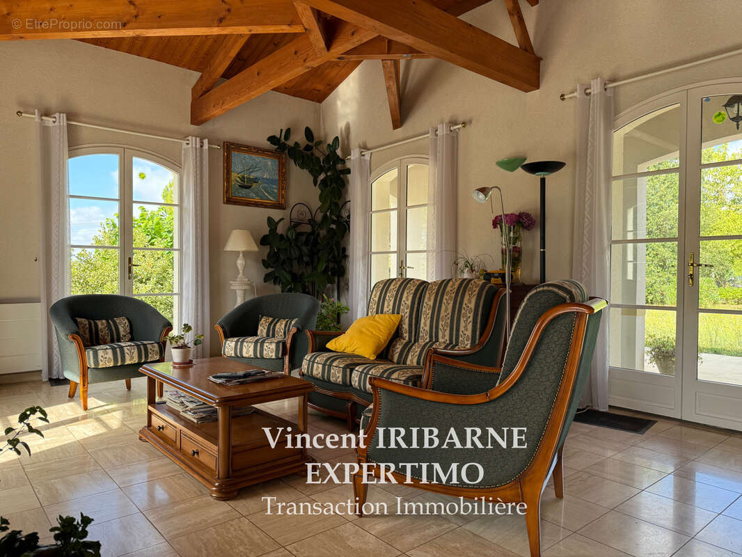 Propriété avec 4 Chambres, Double Garage sur un terrain de 6 800 m2 - photo 7