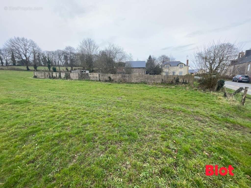 Terrain à LE PERTRE