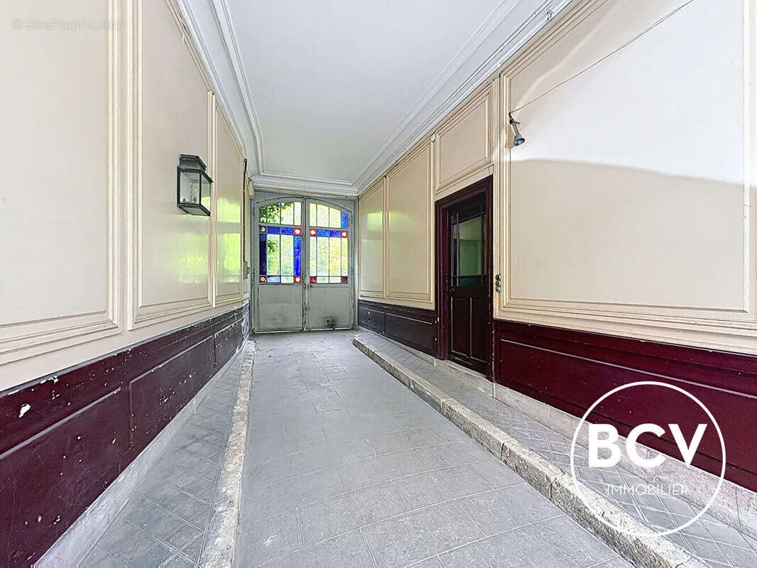 Maison de caractère et dépendances d'environ 320 m² - photo 3