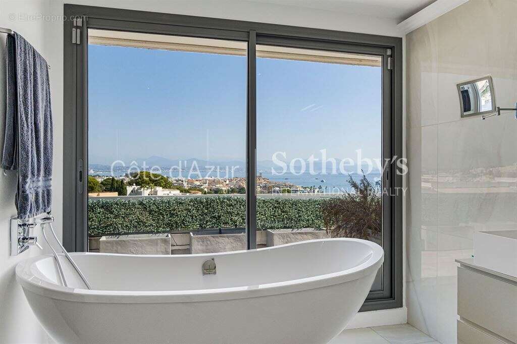 Antibes, penthouse rénové avec terrasse panoramique aux portes du Cap d’Antibes - photo 15