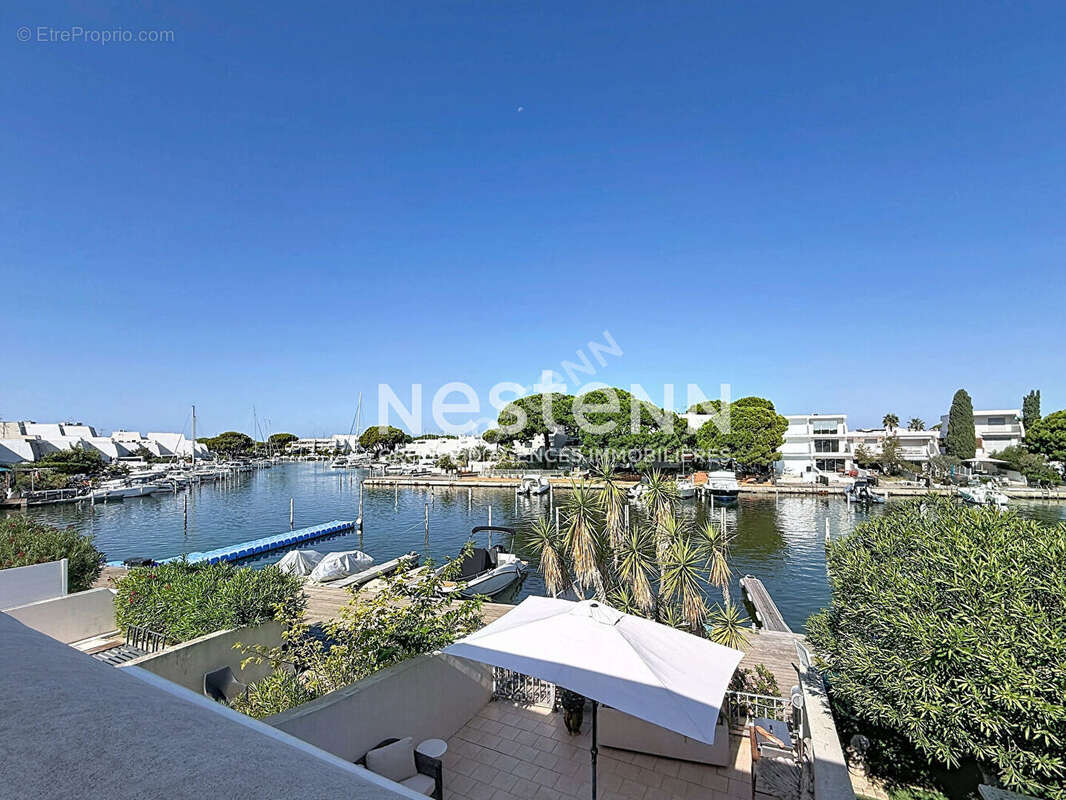 Port Camargue belle Marina de type P5 avec Appontement de 5.38M sur 15M - photo 4