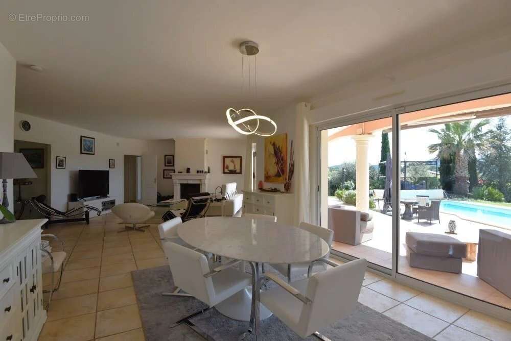 Maison à BAGNOLS-EN-FORET