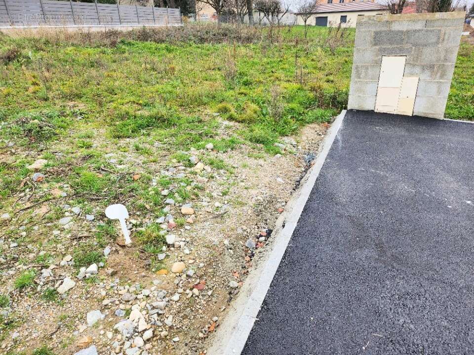 Terrain à SAINT-BONNET-DE-MURE