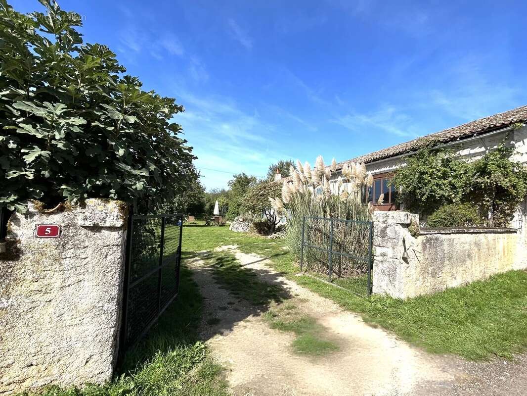 Jolie maison en pierre de 3 chambres avec grand jardin et grange, près de Civray - photo 2