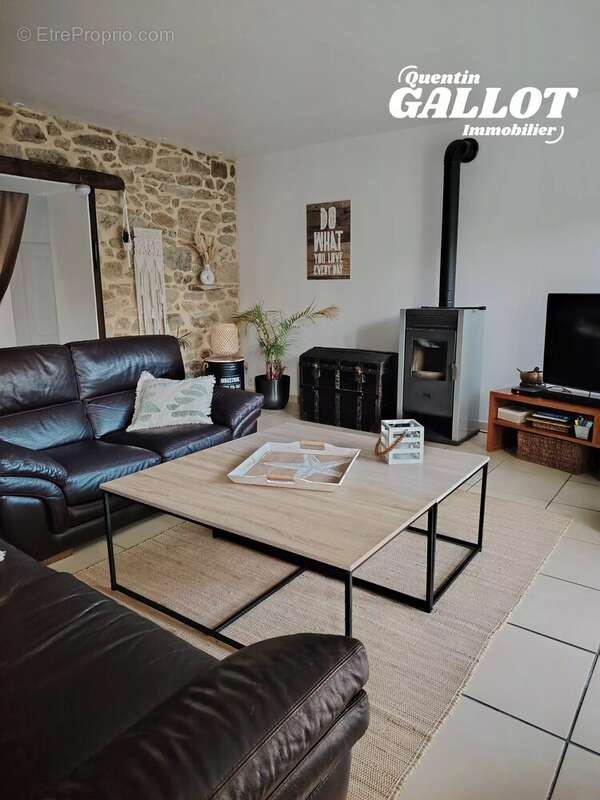Charmante longère en pierre et sa dépendance – emplacement privilégié au cœur de ploeren 546 000 € fai  187 m²  7 pièces  4 cham - photo 4