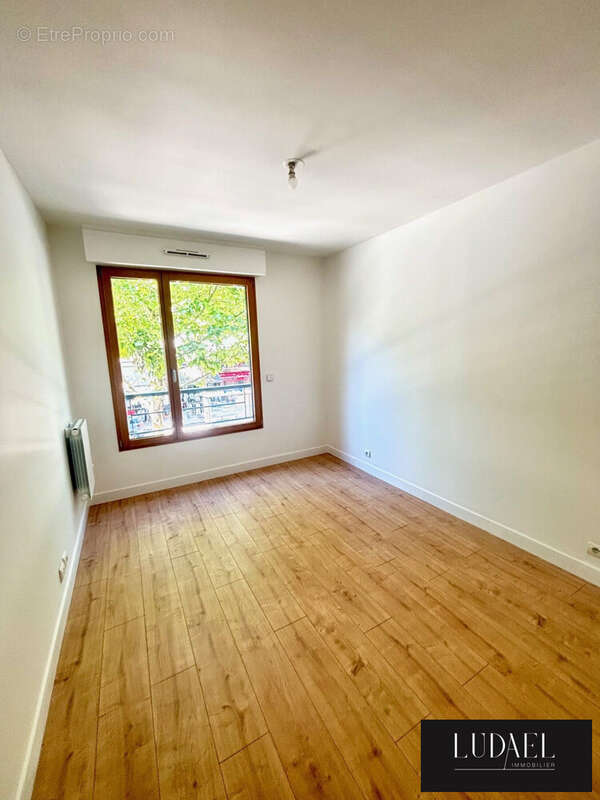 Chambre 1 avec dressing intégé - Appartement à SAINT-OUEN