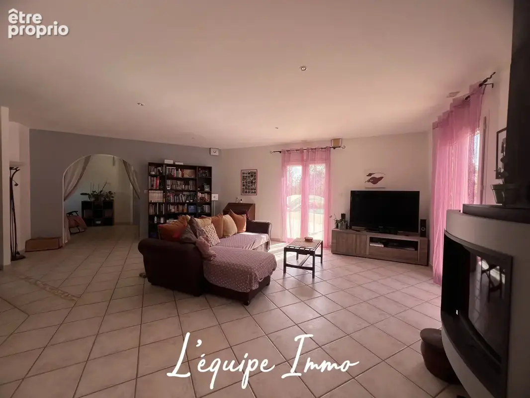Maison familiale avec sous-sol total, piscine et terrain de 4000m2. - photo 10