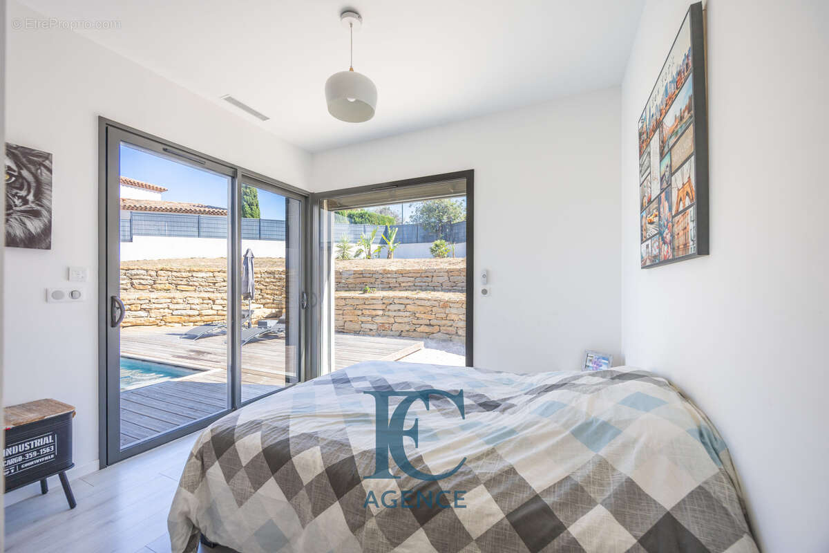 Maison contemporaine 6 pièces 190 m2 avec piscine et garage à proximité immédiate des criques - photo 6