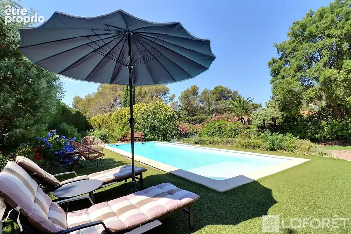 Saint-Raphaël  Villa rénovée avec vue mer, piscine et vaste terrain - photo 12