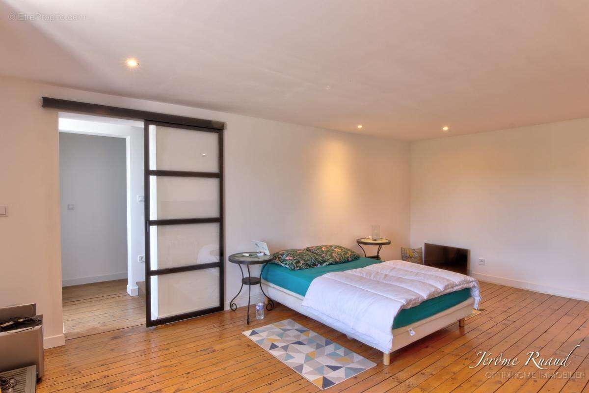 Maison de caractère rénovée de 205 m² avec jardin, bois, et grange - photo 12