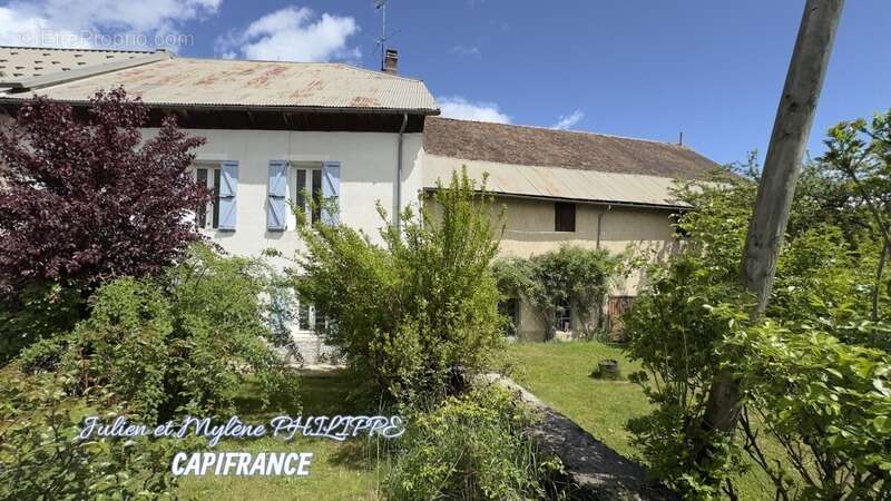 Maison à SAINT-LAURENT-DU-CROS