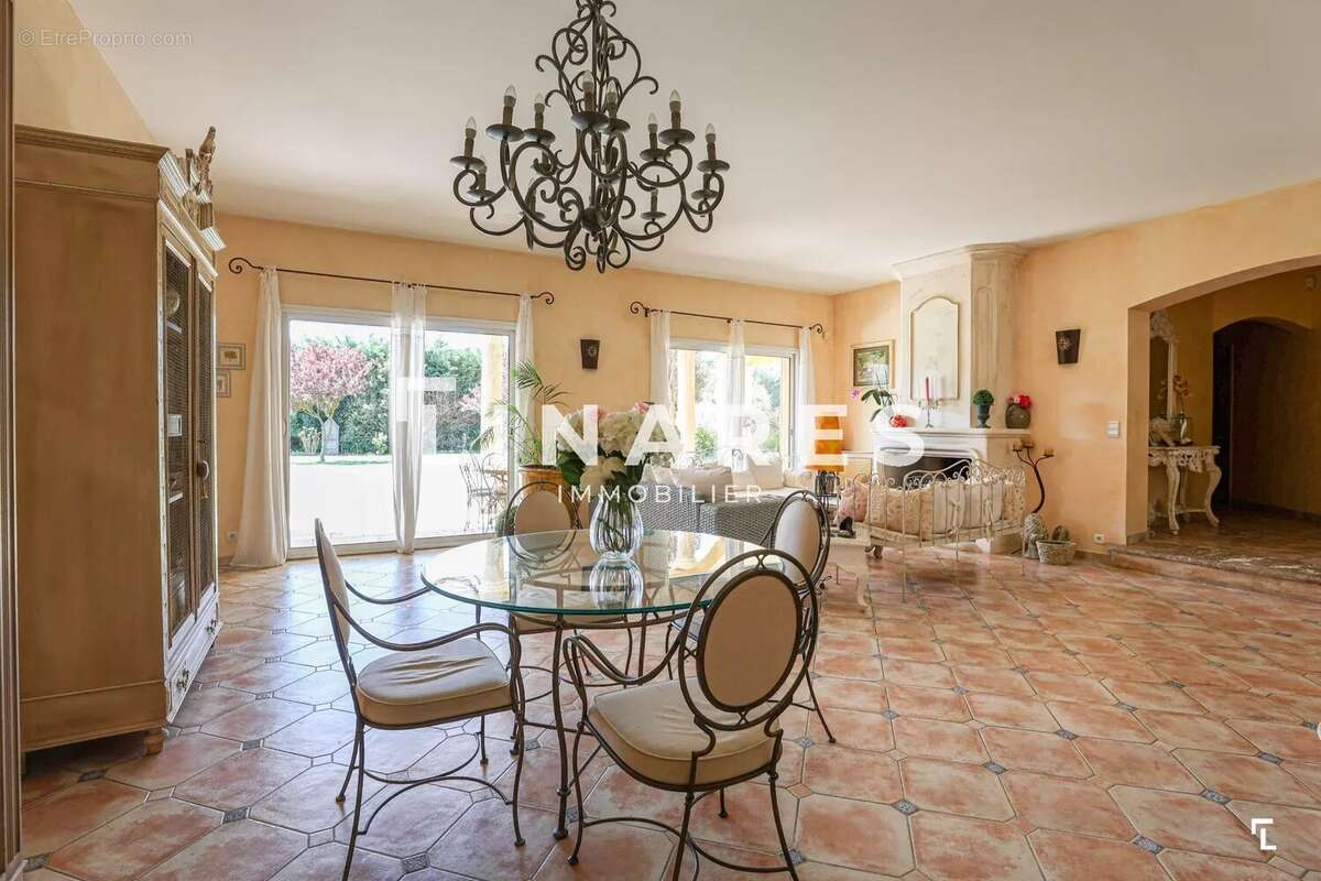 MON DOMAINE EN PROVENCE - Maison T8 de 230m2 dont 50 m2 de dépendances + Terrain 1,3 ha - Piscine - Garage - 13530 TRETS - photo 5