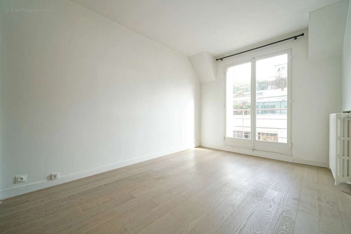 Appartement à PARIS-16E