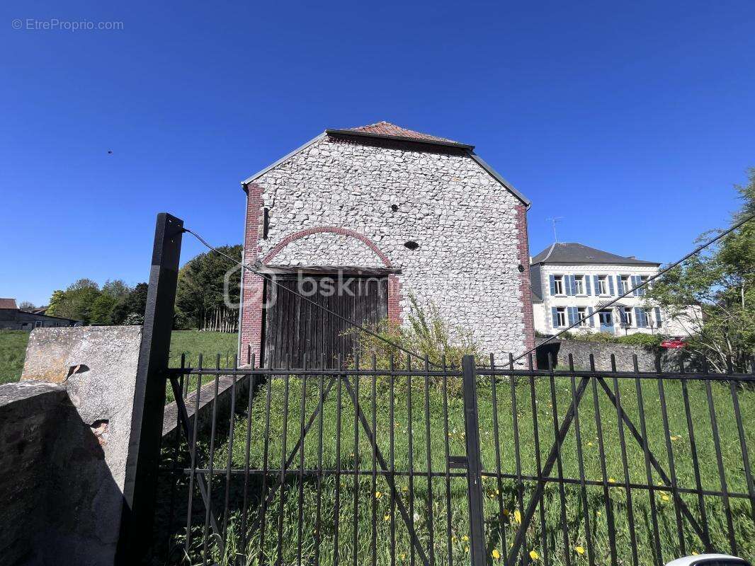 Grange de caractère sur terrain constructible de 753 m2 – Fort potentiel d’aménagement - photo 4
