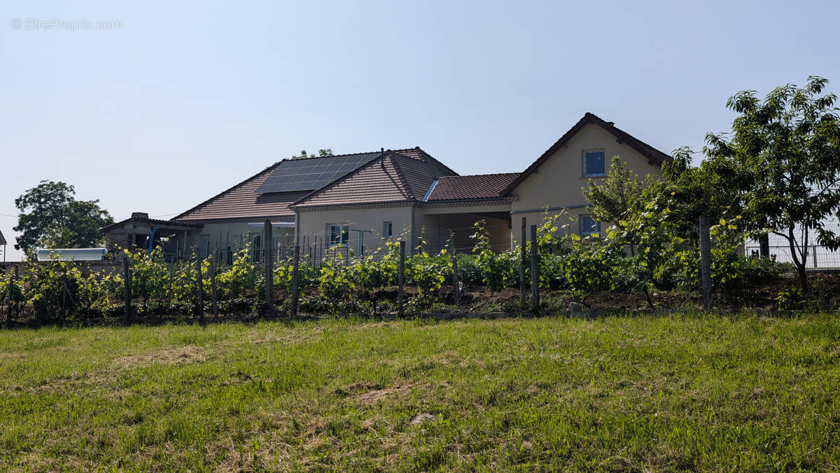 Maison à MAYRINHAC-LENTOUR