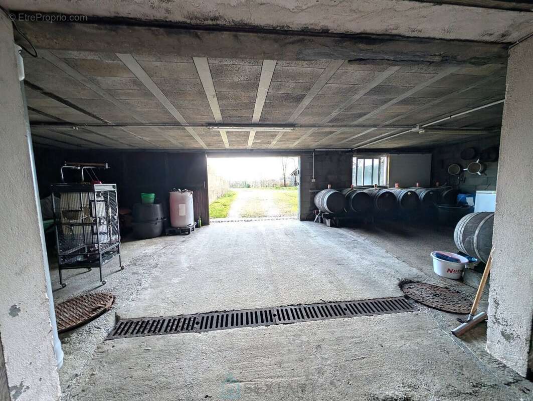 Propriété sur 27 hectares, maison 179 m2, bâtiments de 700 m2 salle de réception et 600 m2 garage - photo 15