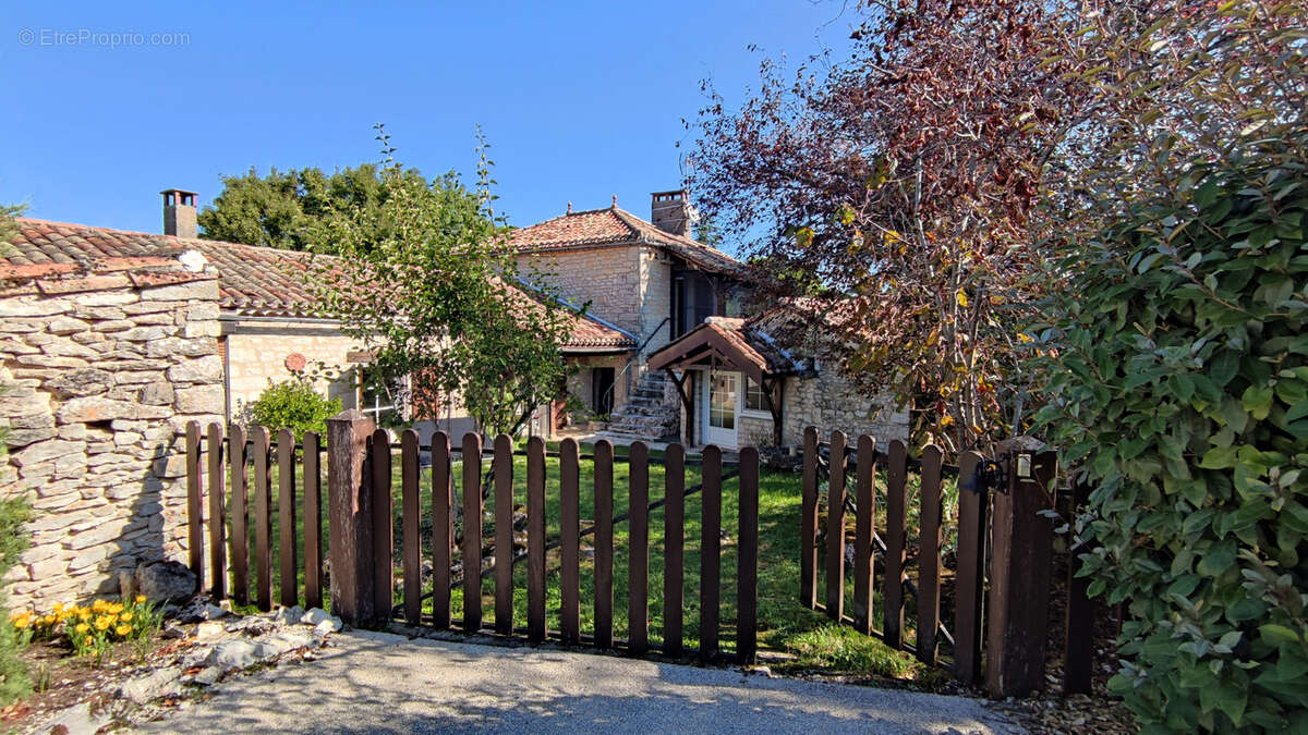 Maison à VILLESEQUE