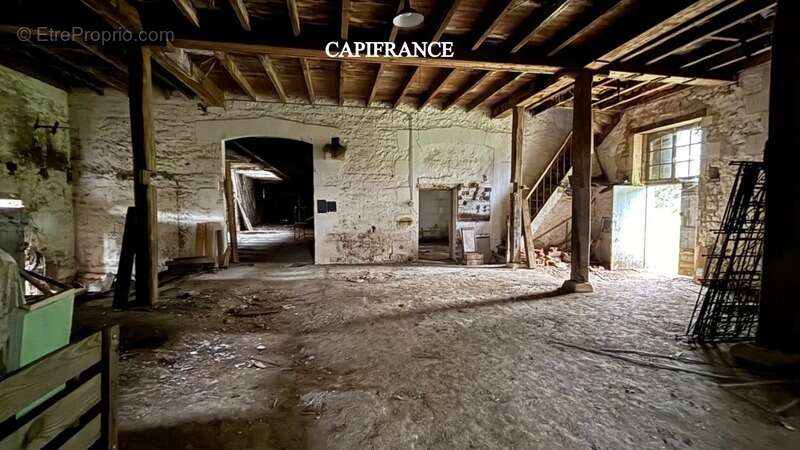 Maison à PORT-D&#039;ENVAUX