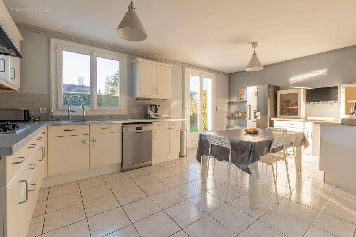 Maison 202 m² à Saint-Pavace  - photo 7