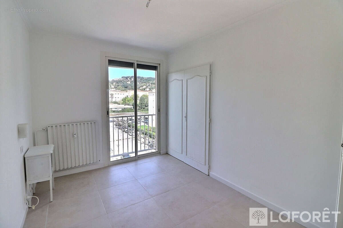 DERNIER ETAGE- F4-Balcon-Stationnement-Cave-Hyères Ouest - photo 6