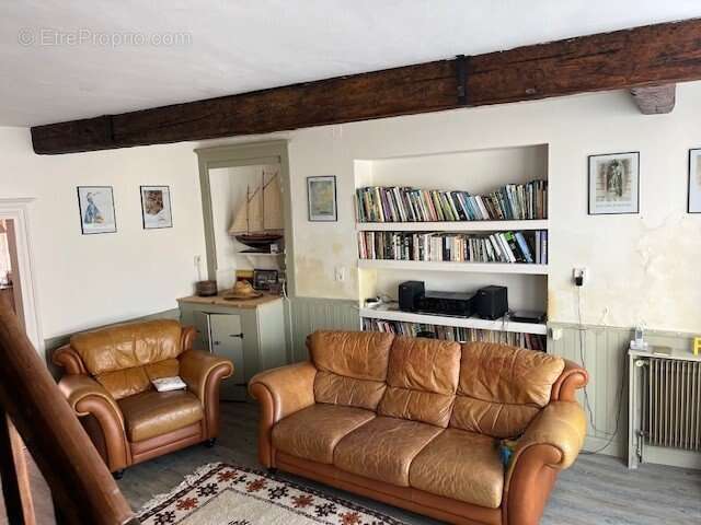 Appartement à LES SALLES-LAVAUGUYON