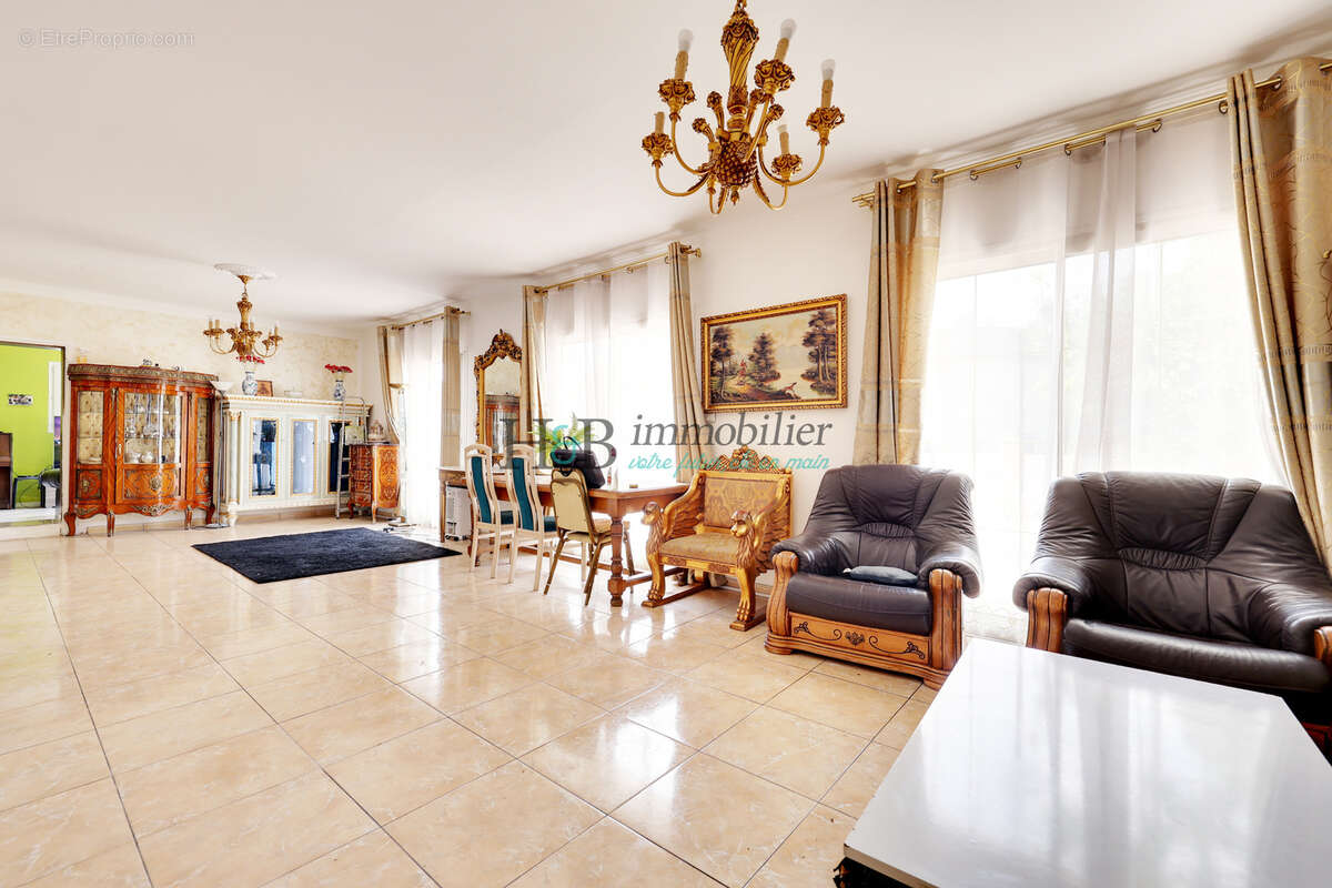 Rare à Noisy-le-Sec   Maison d’investissement de 381 m2 avec 13 espaces locatifs et fort potentiel de valorisa - photo 4