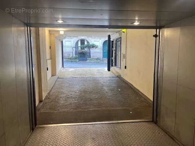 Parking à PARIS-16E