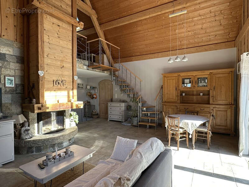 Propriété d'exception! Très beau chalet 4 pièces sur plus d'un hectare de terrain attenant. - photo 7