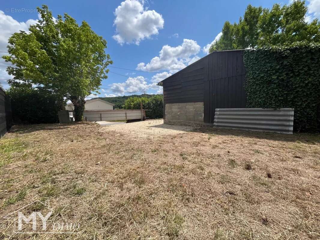 Terrain constructible à Pineuilh - 691 m² - photo 3