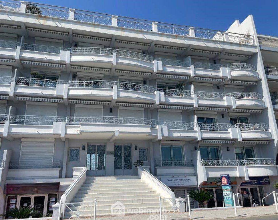 Résidence sécurisée en plein centre de Sainte-Maxime, emplacement recherché à deux pas des commerces. - Parking à SAINTE-MAXIME