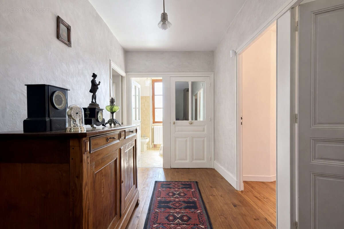 Maison 212 m² à Luzillat  - photo 4