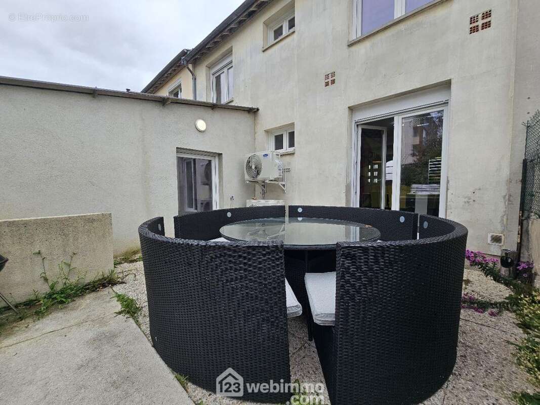 Depuis le séjour, un accès direct à la terrasse, idéale pour profiter des repas d?été en toute tranquillité - Maison à TINQUEUX