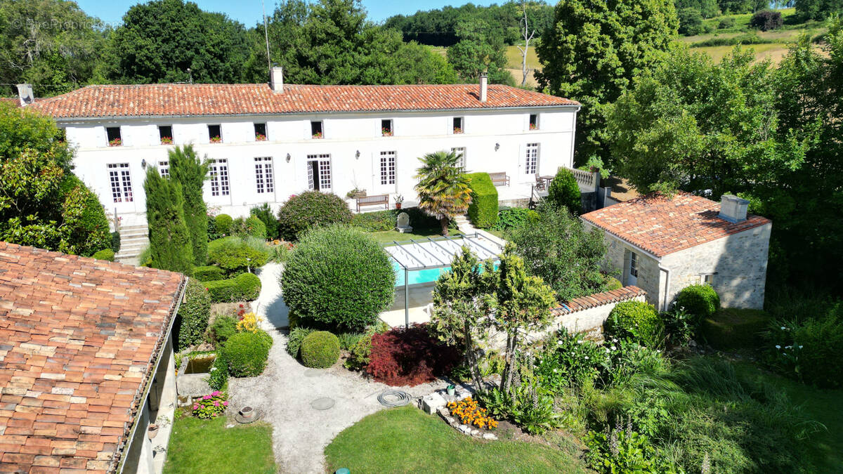 Maison à SAINT-JEAN-D'ANGELY