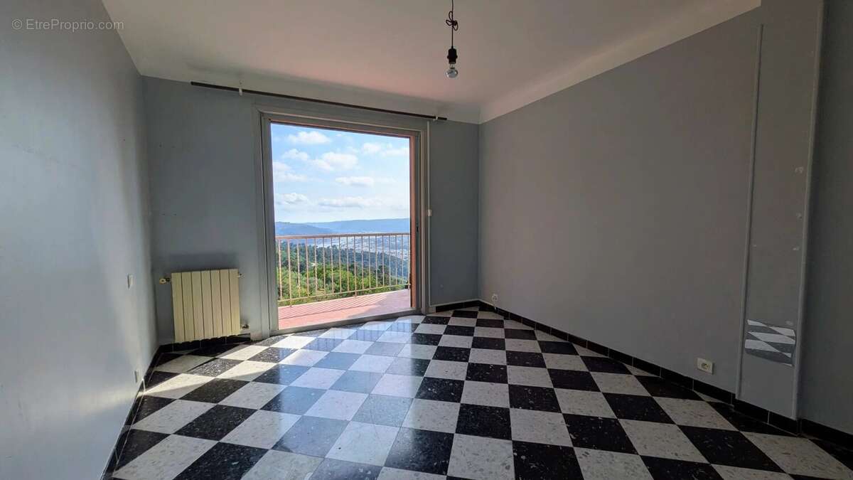 Maison à CASTAGNIERS