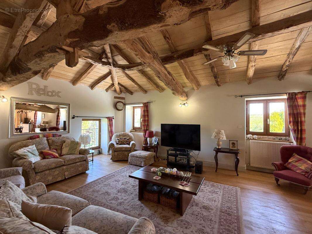 Maison à NANTEUIL-AURIAC-DE-BOURZAC