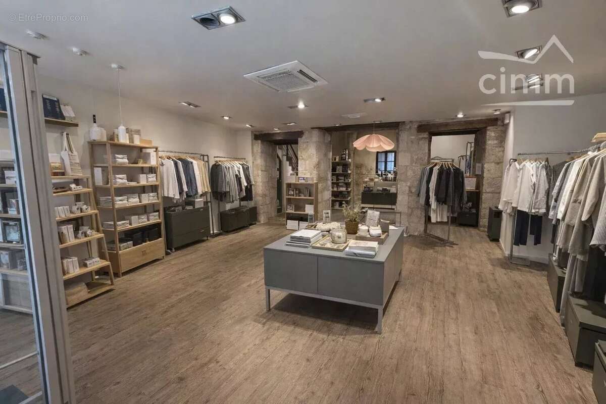 Hypercentre piéton – immeuble commercial de caractère – 211 m² - photo 2