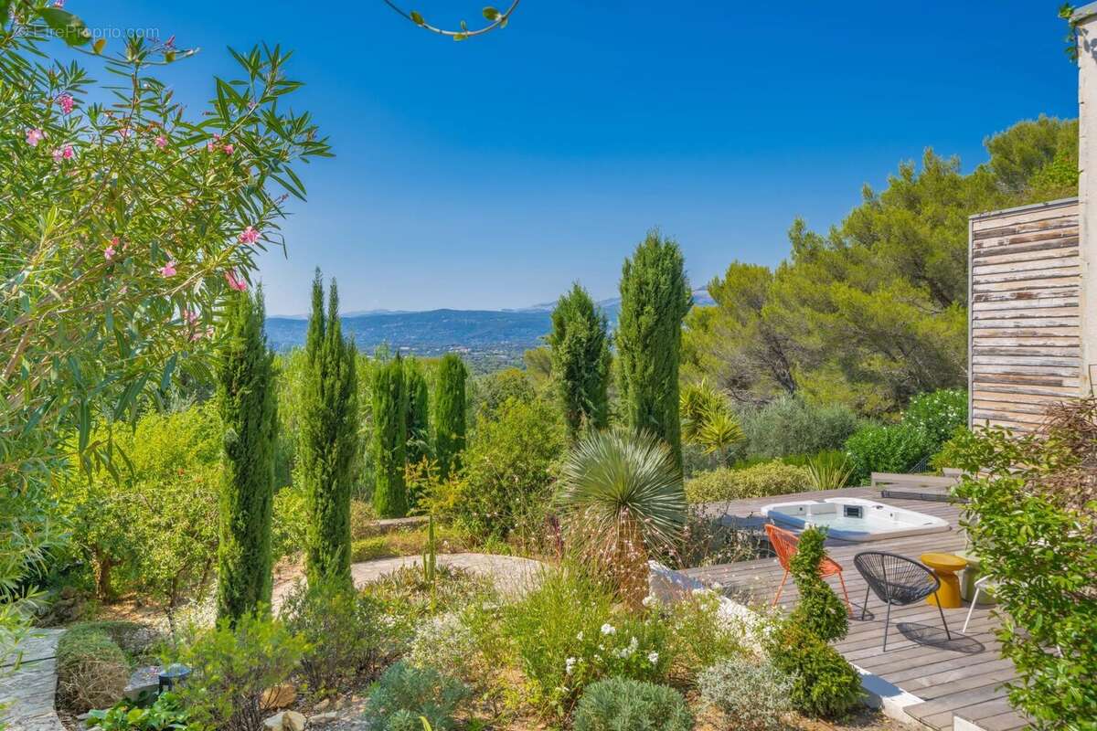 MOUGINS à 5 minutes du village  Villa d'exception 408m2 suspendue dans la nature - photo 7