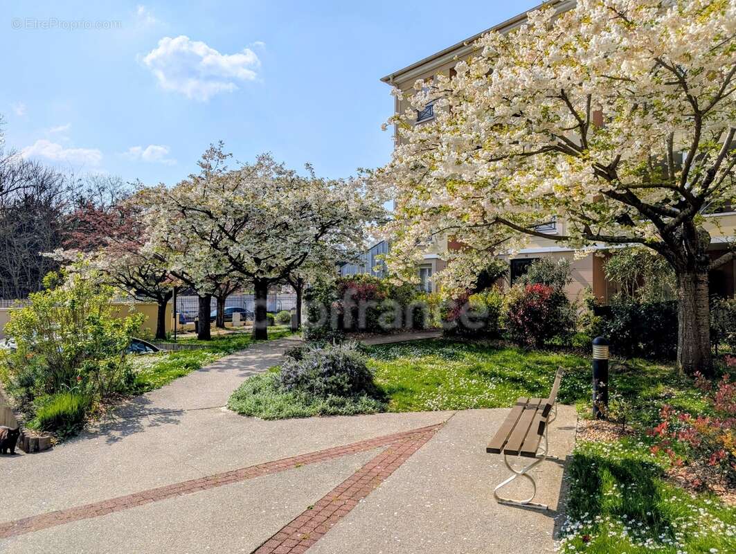 Corbeil-Essonnes – F3 lumineux avec balcon, parking et résidence arborée - photo 9