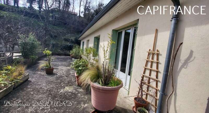 Maison à SAINT-SAUVEUR-DE-MONTAGUT