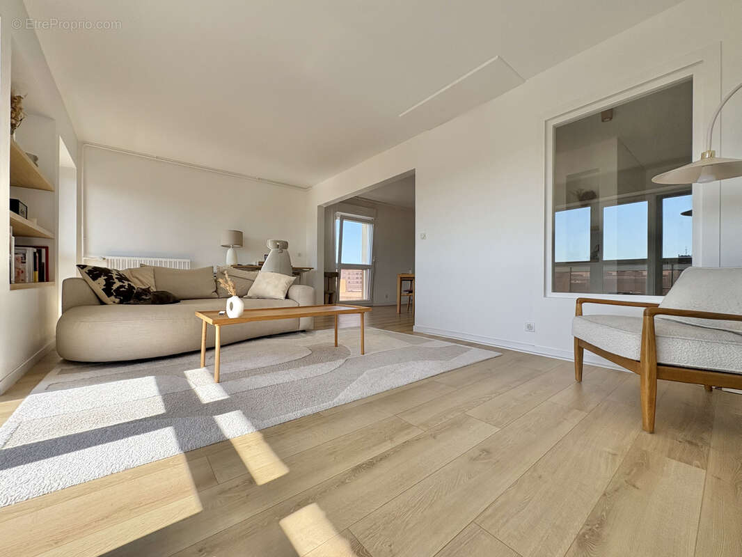 Appartement rénové en dernier étage avec ascenseur, terrasse & stationnement - photo 4