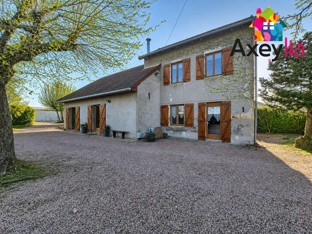 A vendre - aux portes de charlieu - maison 8 pièces avec beau terrain - photo 2