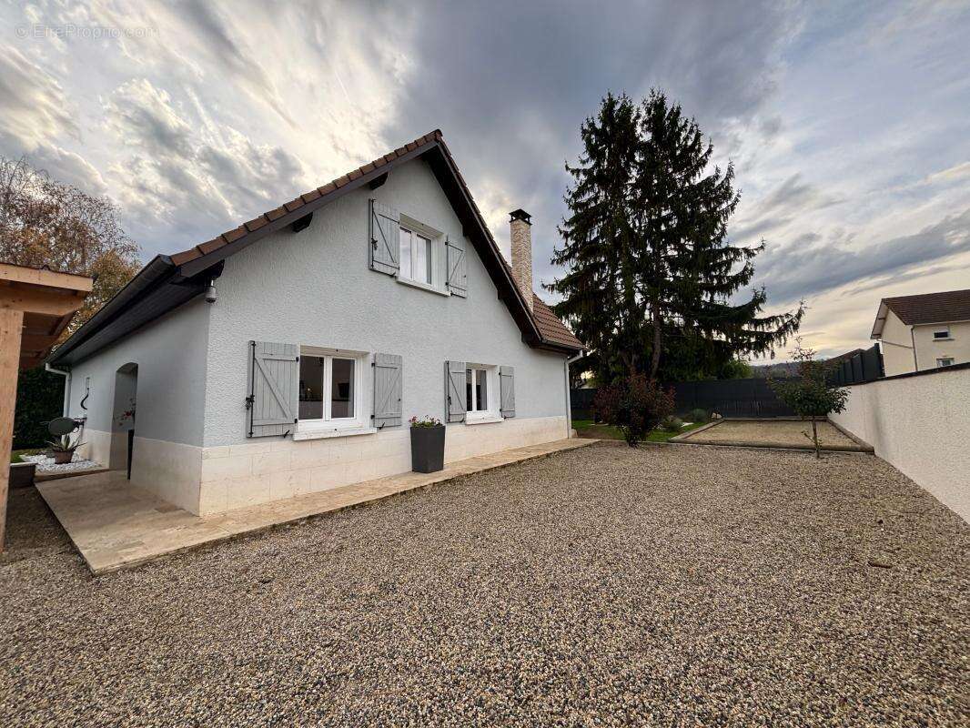 Maison à VEZERONCE-CURTIN