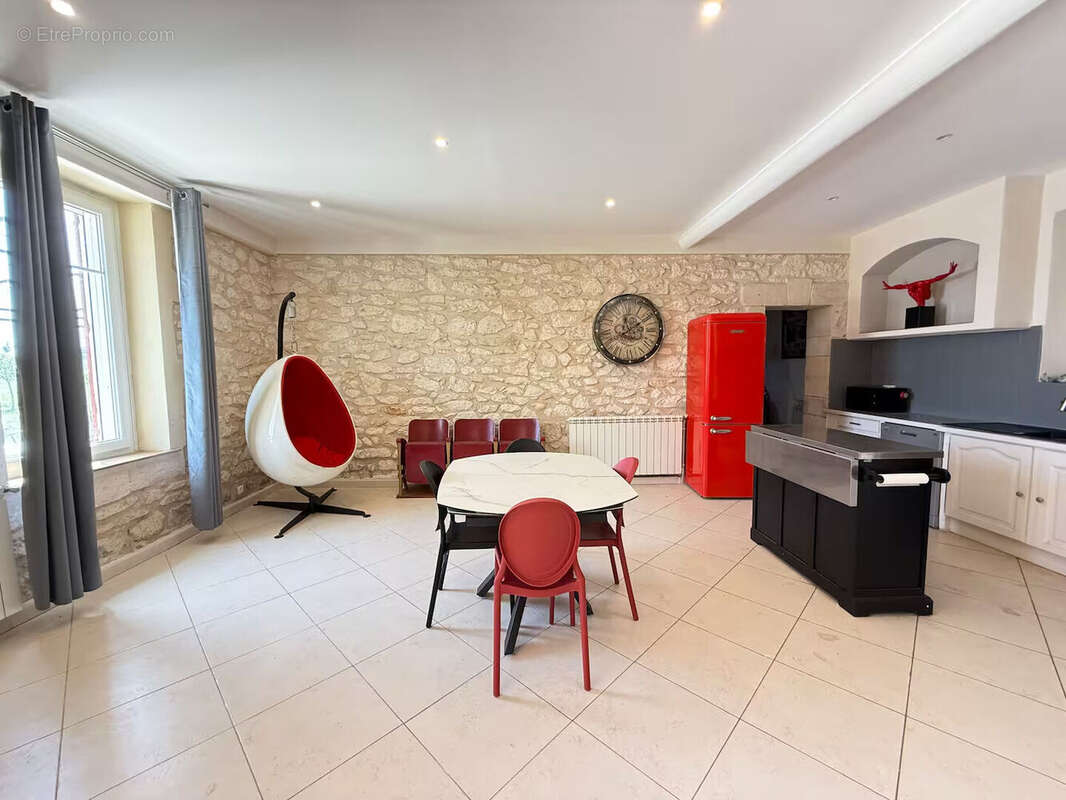 ARLES : Magnifique mas en pierre rénové de 185 m² avec dépendances, piscine et prestations haut de gamme - photo 3