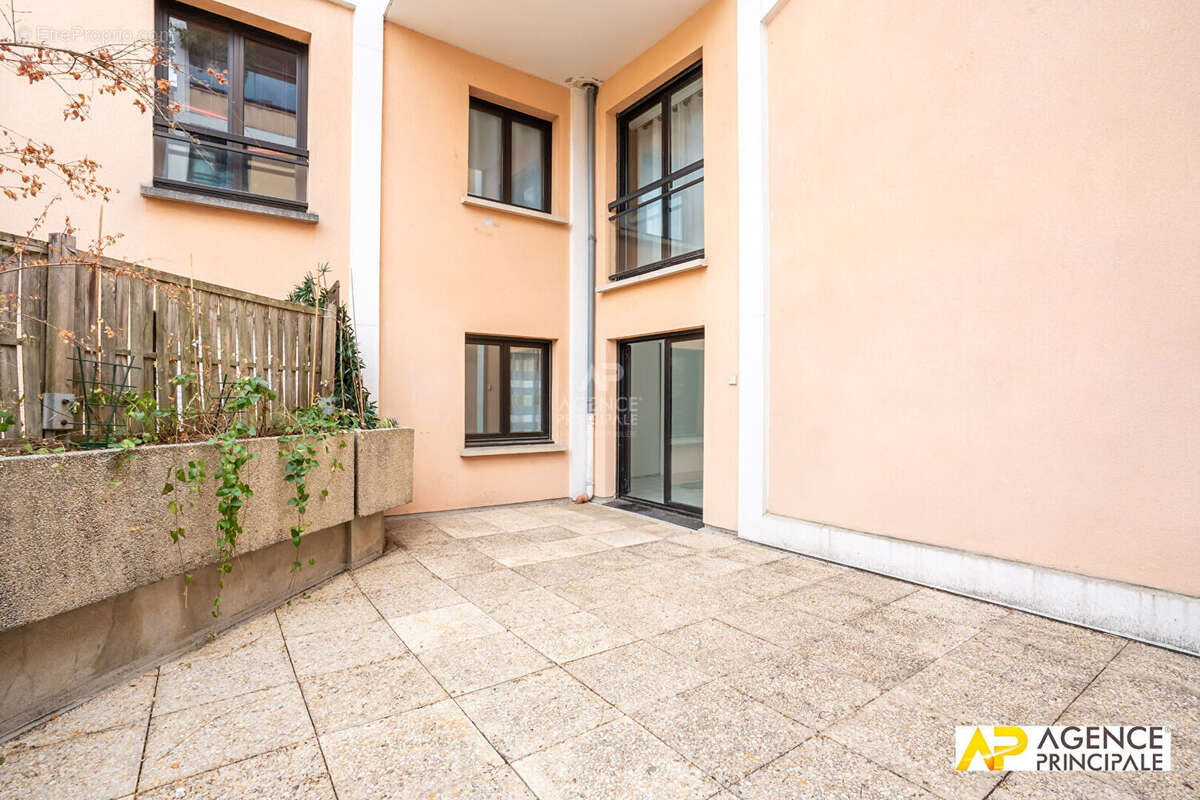 Appartement  4 pièce(s) - Ascenseur - terrasse - grand séjour - 78m² - photo 13