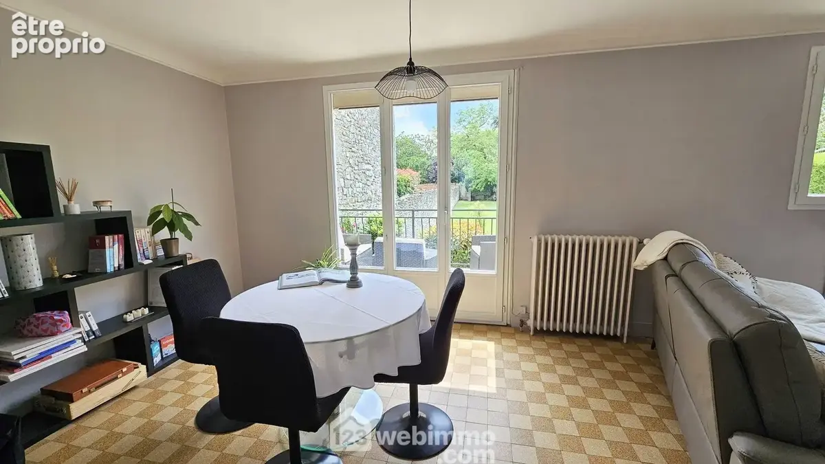 Un espace salle à manger avec un accès sur la terrasse.