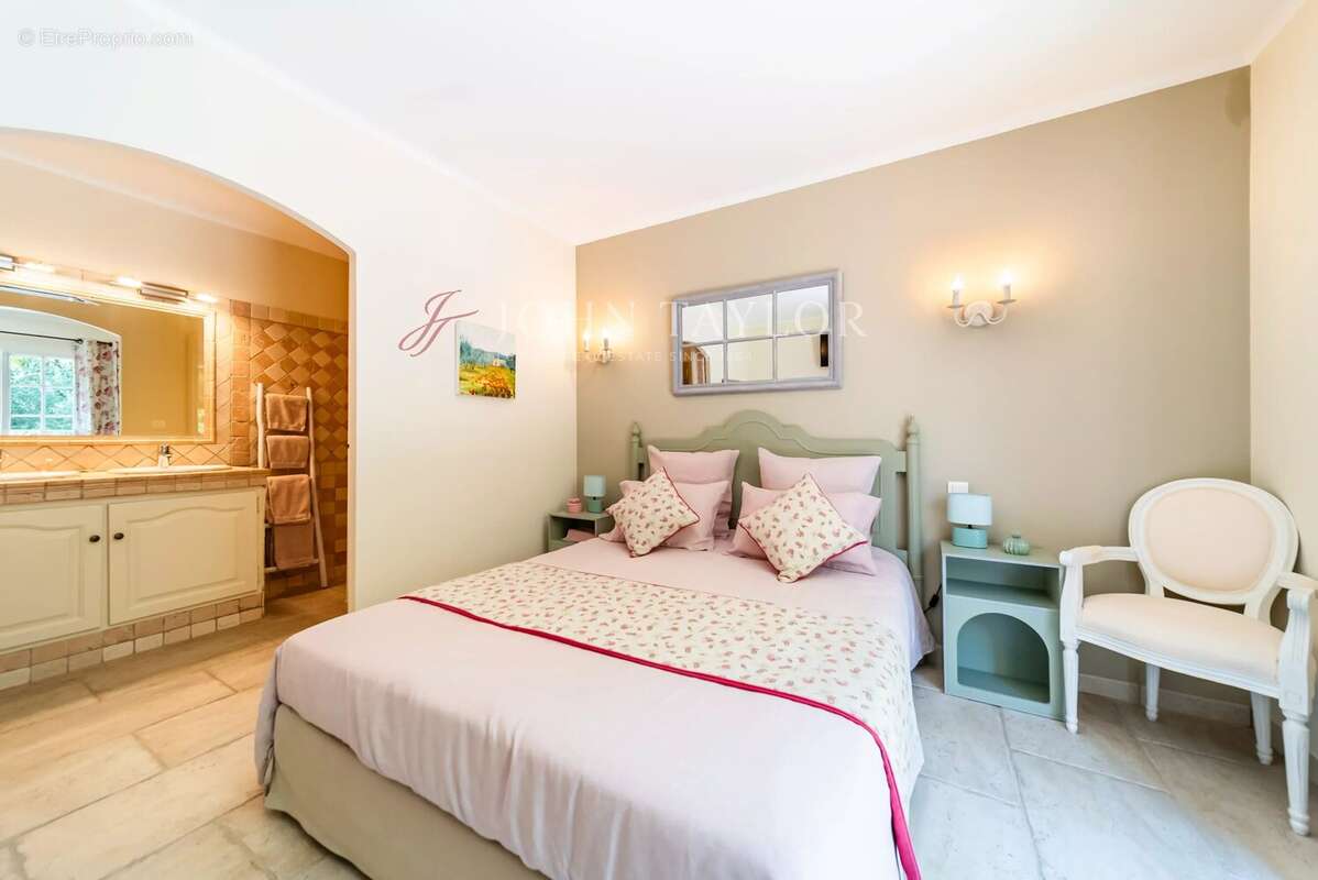 À vendre – Villa de plain-pied avec dépendances et piscine – Mouriès, à proximité de Maussane-les-Alpilles - photo 10