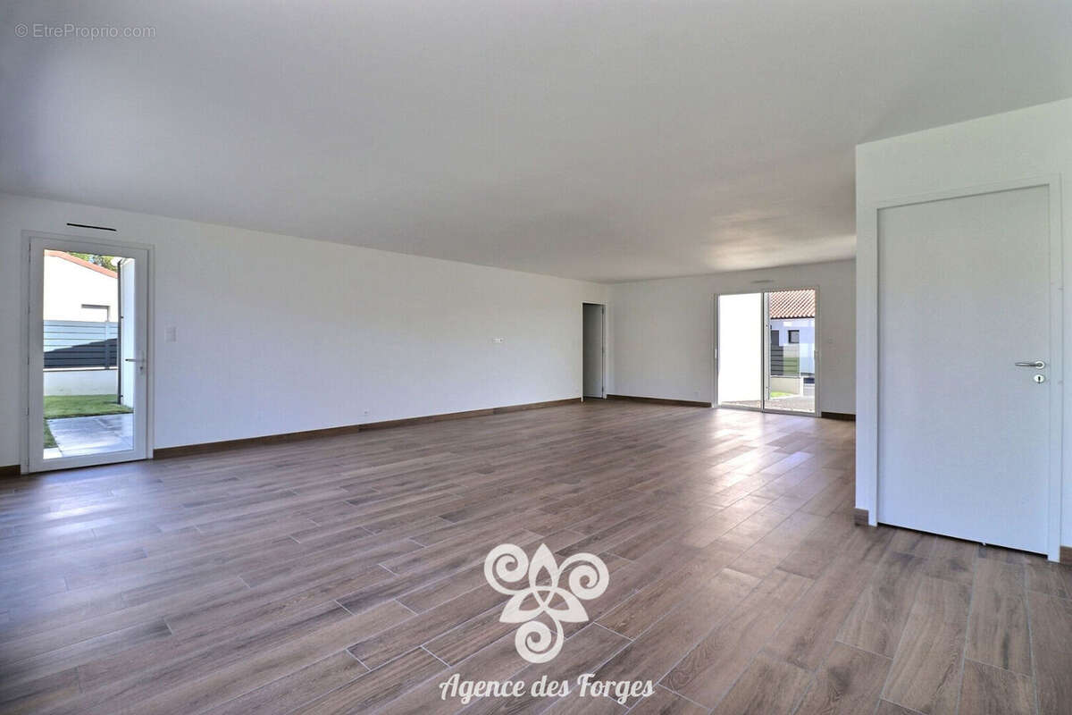 Maison à SAINT-MACAIRE-EN-MAUGES