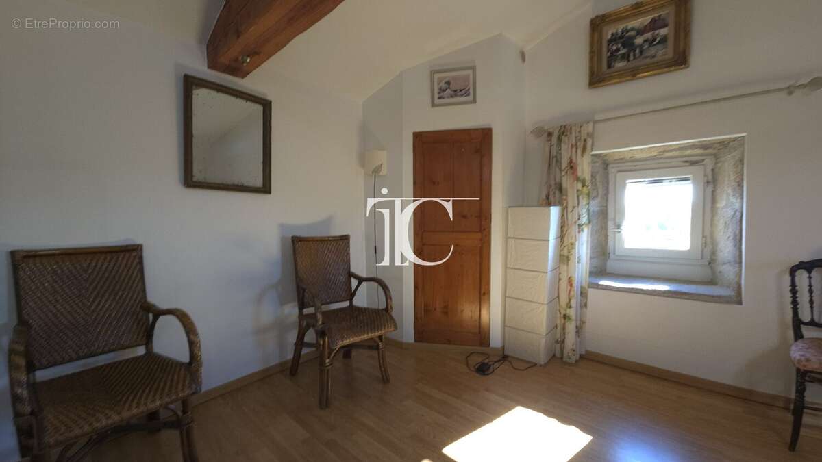 Authenticité, élégance et confort au cur du Sud Ardèche : une maison en pierre rare avec piscine où tout se fait à pied. - photo 27