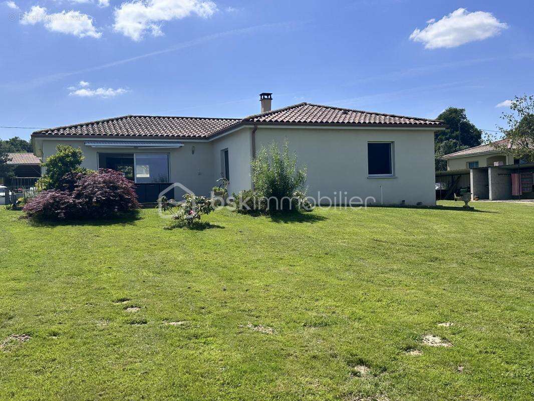 Maison à VILLECOMTAL-SUR-ARROS