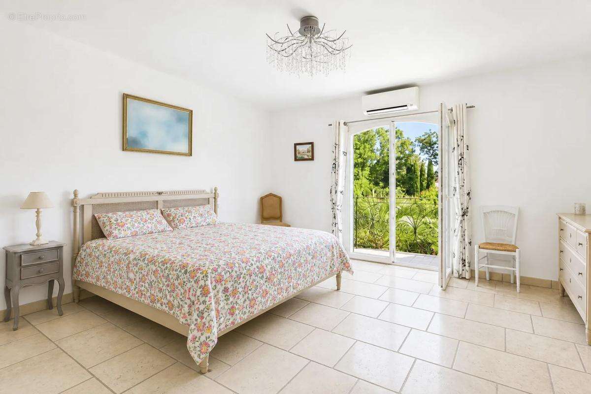 Villa familiale de 250 m² avec piscine, terrain plat - photo 9